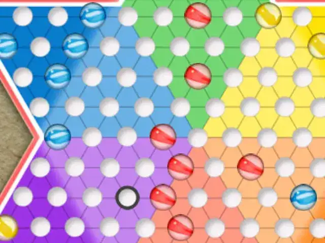 Spielszene aus Chinese Checkers mit Sternbrett und bunten Murmeln